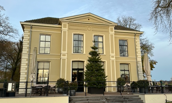 De voorkant van Pillows Luxury Boutique Hotel Aan De IJssel