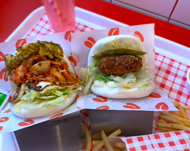 Twee bao buns met frites en limonade ingezoemd