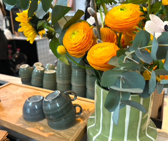 Vaas met oranje bloemen
