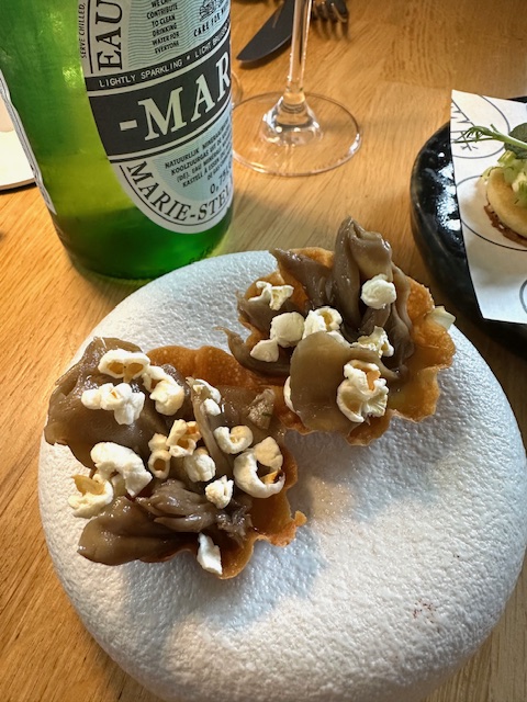 Amuse bouche met eikhaas en popcorn