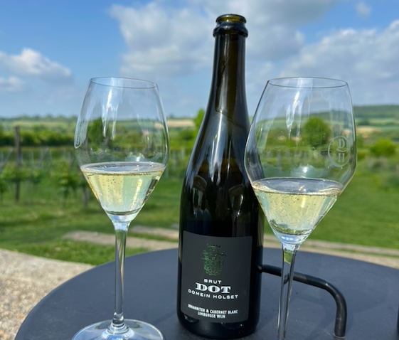 Apero met fles en glazen