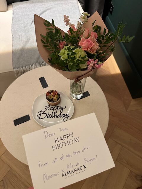 verjaardagsverrassing bloemen en taartje