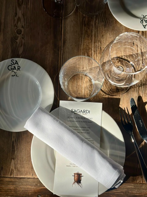 Bord met bestek en menu