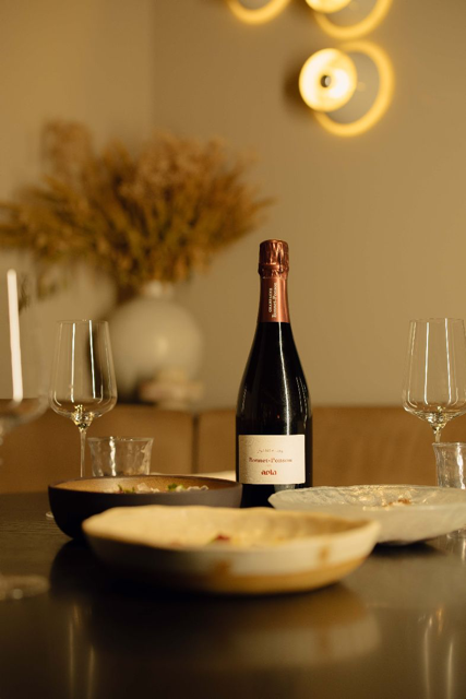 Fles champagne bij restaurant Nela