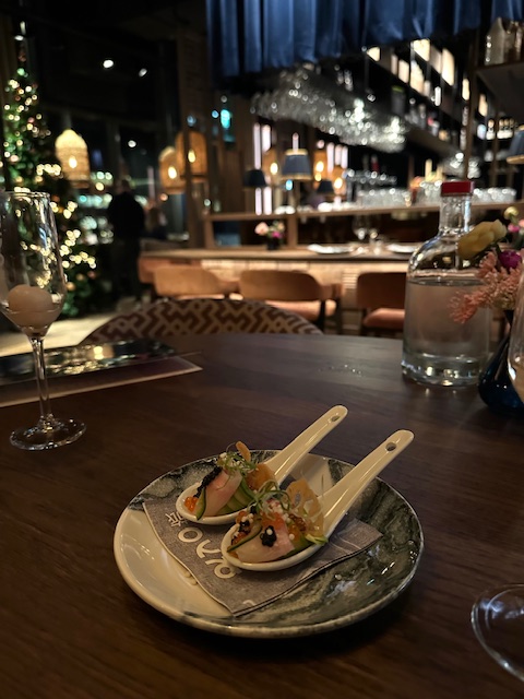 Amuses en interieur bij Ryo restaurant aan de NDSM-werf in Amsterdam-Noord