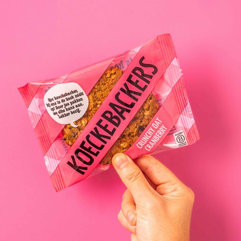 Hand met nieuwe Koeckebackers Crunchy Oat Cranberry