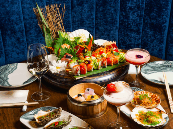 Sushi en interieur bij Ryo restaurant aan de NDSM-werf in Amsterdam-Noord wall