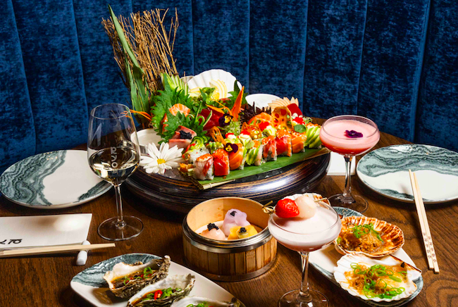 Sushi en interieur bij Ryo restaurant aan de NDSM-werf in Amsterdam-Noord wall