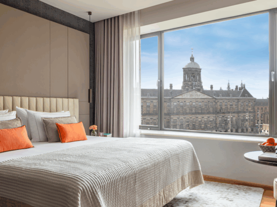 hotelkamer van Anatara Krasnapolsky met uitzicht op het Paleis op de Dam wall