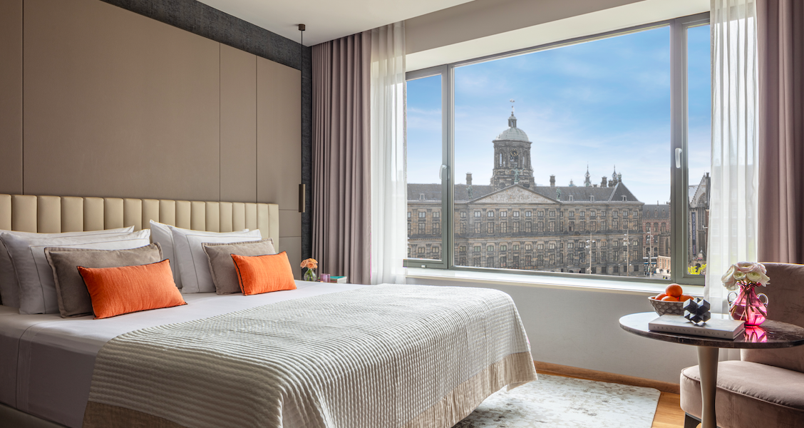 hotelkamer van Anatara Krasnapolsky met uitzicht op het Paleis op de Dam wall