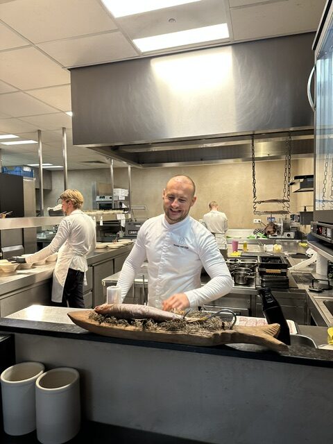 Chef-kok Yornie van Dijk met een snoekbaars