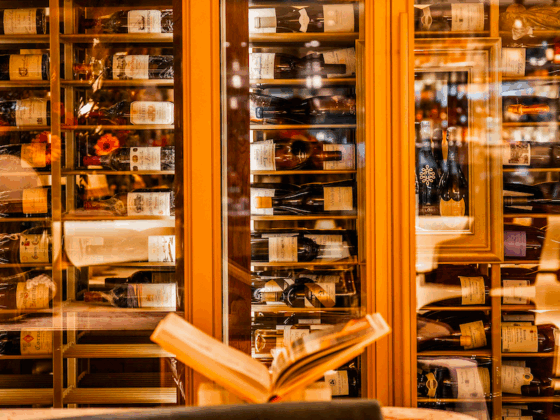 Wijnkast met Franse wijnen bij Chez Chloé restaurant in Amsterdam