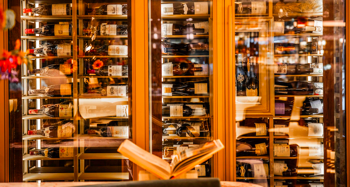Wijnkast met Franse wijnen bij Chez Chloé restaurant in Amsterdam