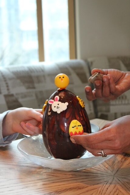 Nela Amsterdam paasmenu paasei van chocolade met handen