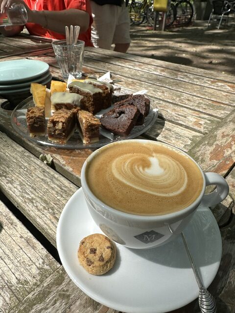 Cappuccino met taart
