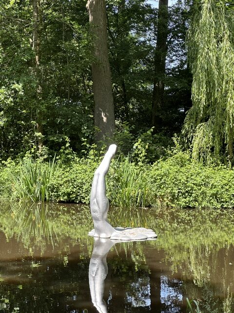 Beeld in vijver bij buitenplaats Wester-Amstel