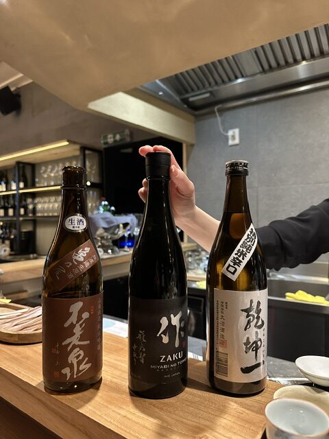 Drie flessen sake