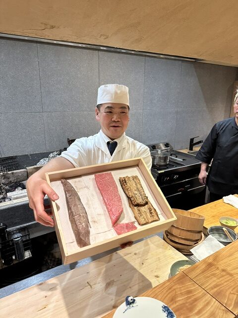 Chef laat alle vis zien aan de gasten aan de chef's table