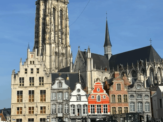 De historische gebouwen op de grote markt van Mechelen